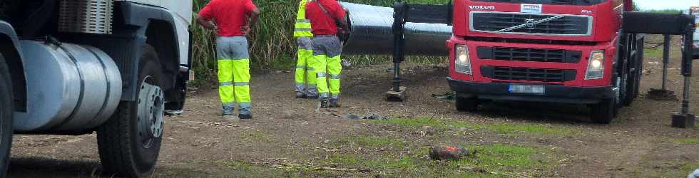 Pierrefonds - Avril 2013 - Dpose des canalisations pour le chantier d'interconnexion Bras de la Plaine - Cilaos