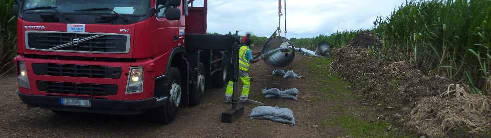 Pierrefonds - Avril 2013 - Dpose des canalisations pour le chantier d'interconnexion Bras de la Plaine - Cilaos