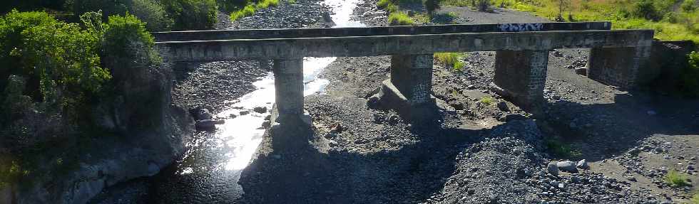 Vieux pont sur bras de rive droite de la Rivire St-Etienne