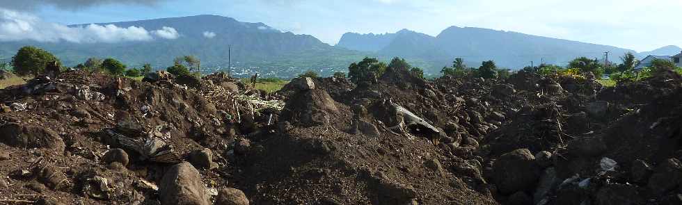 Avril 2013 - Chantier de l'interconnexion des primtres irrigus du Bras de la Plaine et du Bras de Cilaos - Dpose des canalisations -