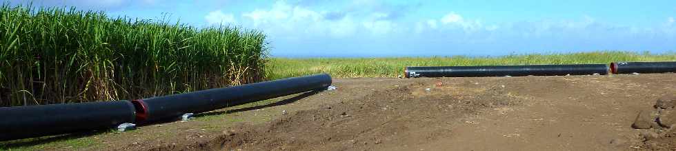 Avril 2013 - Chantier de l'interconnexion des primtres irrigus du Bras de la Plaine et du Bras de Cilaos - Dpose des canalisations -