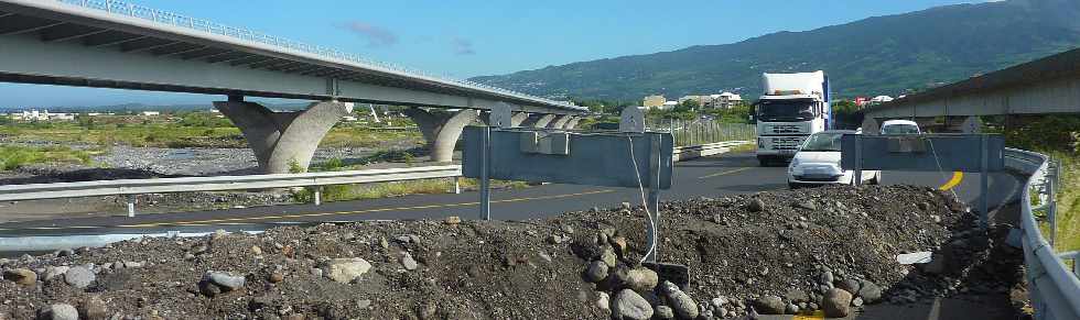 Pont sur la rivire St-Etienne - Passage sous le pont en rive gauche