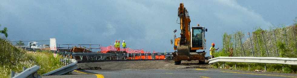 Pont sur la rivire St-Etienne - Chantier des accs en rive gauche