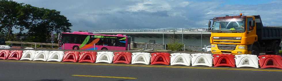 Pont sur la rivire St-Etienne - Chantier des accs en rive droite