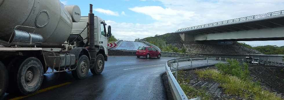 Pont sur la rivire St-Etienne - Passage sous le pont en rive gauche