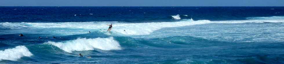 St-Pierre -  Avril 2013 - Surfers devant la digue du port