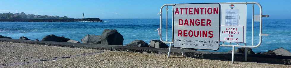 St-Pierre - 24 avril 2013 -  Panneau Attention danger requins