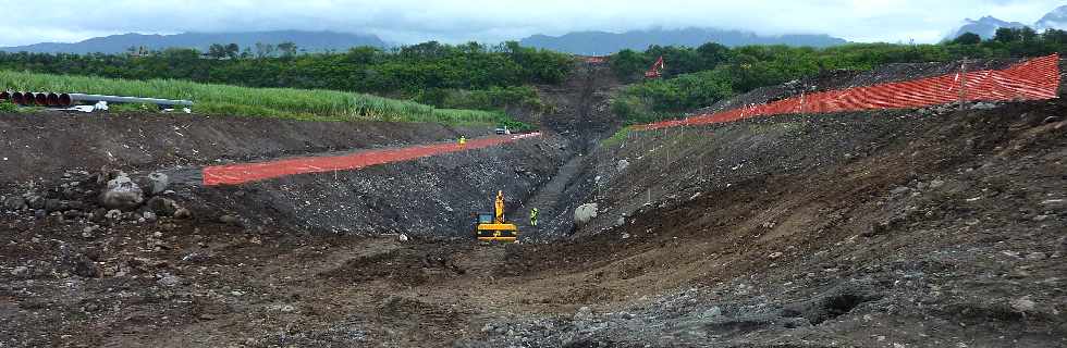 Travaux interconnexion Bras de la Plaine - Bras de Cilaos - St-Louis - Traverse de la rivire St-Etienne