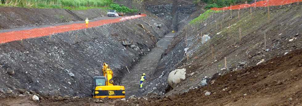 Travaux interconnexion Bras de la Plaine - Bras de Cilaos - St-Louis - Traverse de la rivire St-Etienne