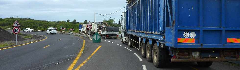 Queue des camions  l'entre du centre d'enfouissement