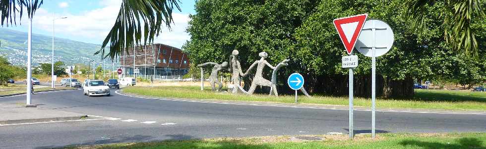 Le Port - Mai 2013 - Rond-point des danseuses