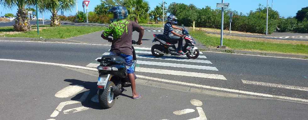 Le Port - Mai 2013 - Scooter sur la piste cyclable