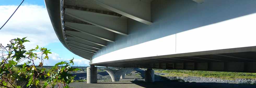 Pont sur la rivire St-Etienne - courbure rive droite