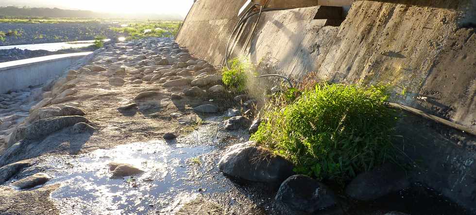 9 juin 2013 - St-Pierre - Rivire St-Etienne - Fuite d'eau au niveau de la cule de l'ancien pont