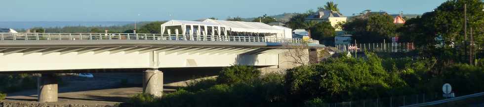9 juin 2013 - St-Pierre - Rivire St-Etienne - Nouveau pont - Chapiteaux pour l'inauguration