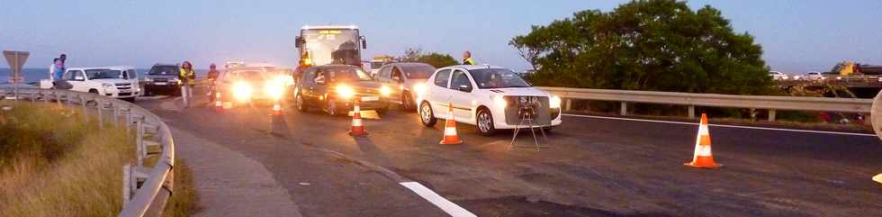 11 juin 2013 - Ouverture du pont sur la rivire St-Etienne - Attente au rond-point de Bel-Air