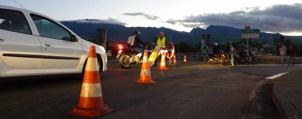 11 juin 2013 - Ouverture du pont sur la rivire St-Etienne - Attente au rond-point de Bel-Air