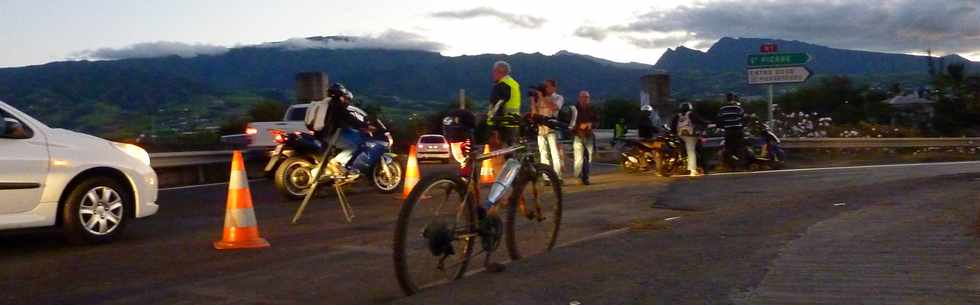 11 juin 2013 - Ouverture du pont sur la rivire St-Etienne - Attente au rond-point de Bel-Air