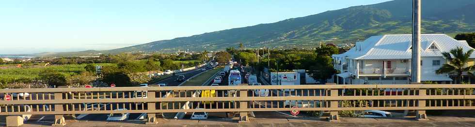 11 juin 2013 - Ouverture du pont sur la rivire St-Etienne - Sens nord-sud - Embouteillages sud-nord  Pierrefonds