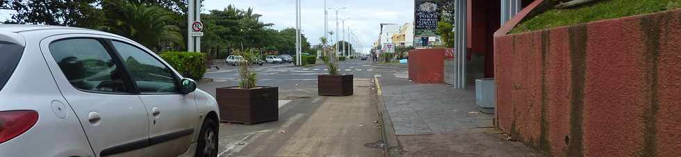 Juin 2013 - St-Pierre - Bac  fleurs sur piste cyclable