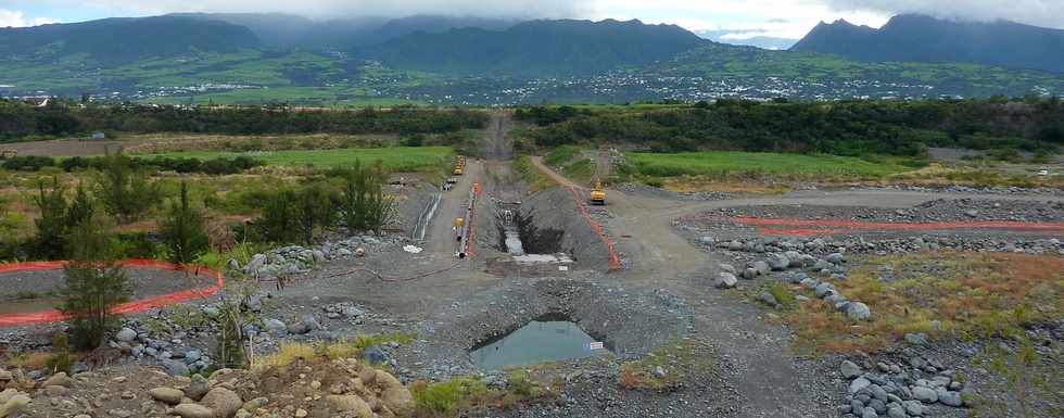 Pierrefonds - Chantier de l'interconnexion des primtres irrigus du Bras de Cilaos et du Bras de la Plaine - juin 2013