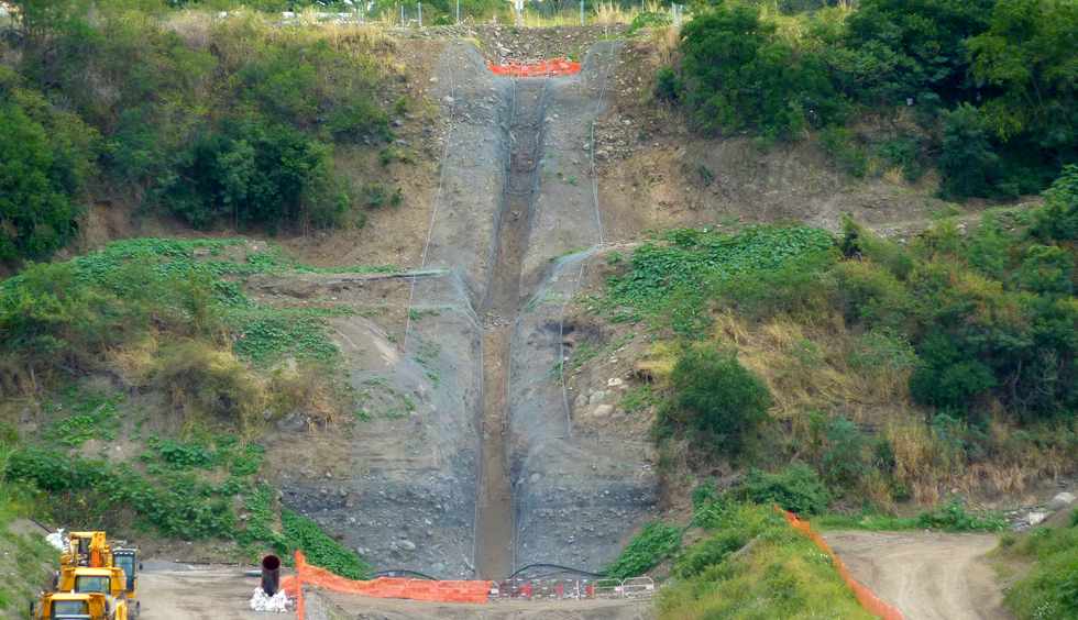 Pierrefonds - Chantier de l'interconnexion des primtres irrigus du Bras de Cilaos et du Bras de la Plaine - juin 2013