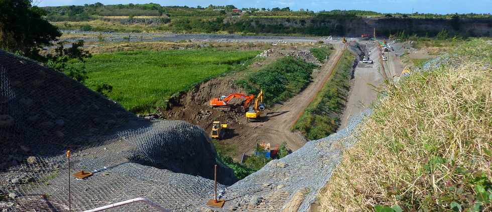 Chantier interconnexion des primtres irrigus Bras de la Plaine et Bras de Cilaos - Franchissement de la rivire St-Etienne - SOGEA et SBTPC