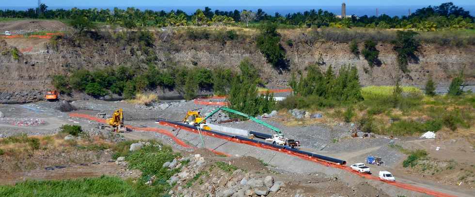 Chantier interconnexion des primtres irrigus Bras de la Plaine et Bras de Cilaos - Franchissement de la rivire St-Etienne - SOGEA et SBTPC