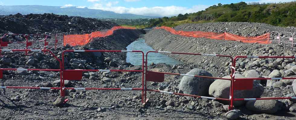 Chantier interconnexion des primtres irrigus Bras de la Plaine et Bras de Cilaos - Franchissement de la rivire St-Etienne - SOGEA et SBTPC - Canal de drivation de la rivire