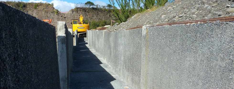 Chantier interconnexion des primtres irrigus Bras de la Plaine et Bras de Cilaos - Franchissement de la rivire St-Etienne - SOGEA et SBTPC - Coffrage de la canalisation