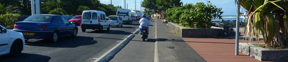 26 juin 2013 - St-Pierre - Scooter sur piste cyclable du bd Hubert Delisle