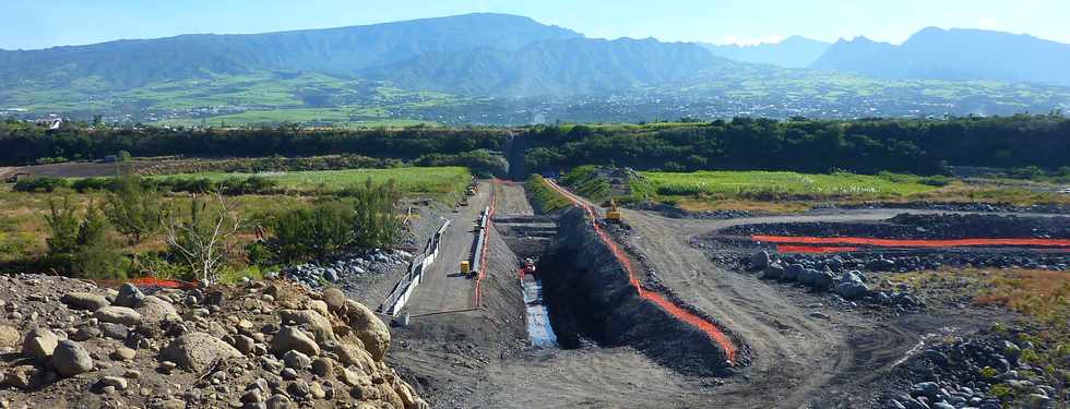 30 juin 2013 - chantier de l'interconnexion des primtres irrigus du Bras de la Plaine et du Bras de Cilaos - PIerrefonds - Rivire St-Etienne -