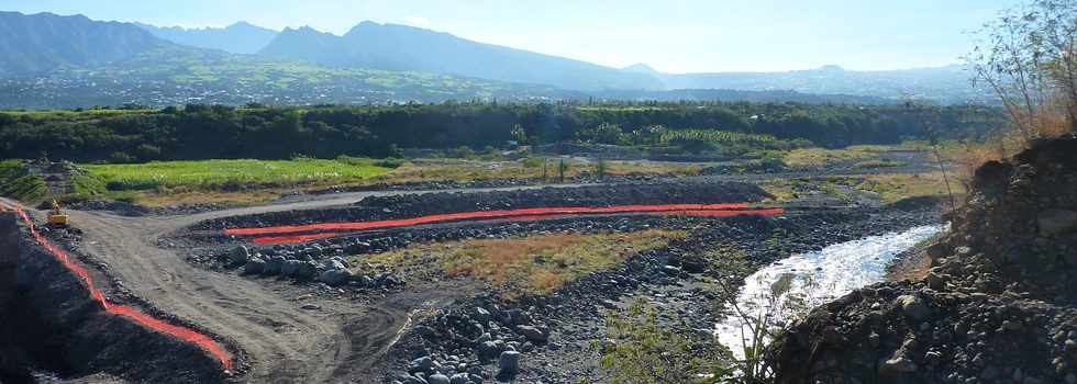 30 juin 2013 - chantier de l'interconnexion des primtres irrigus du Bras de la Plaine et du Bras de Cilaos - PIerrefonds - Rivire St-Etienne -