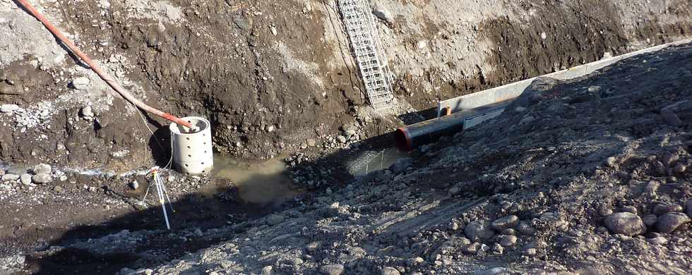 Juillet 2013 - St-Louis - Chantier de l'interconnexion - Pose de la canalisation dans la rivire St-Etienne