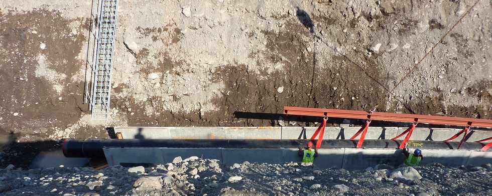 Juillet 2013 - St-Louis - Chantier de l'interconnexion - Pose de la canalisation dans la rivire St-Etienne