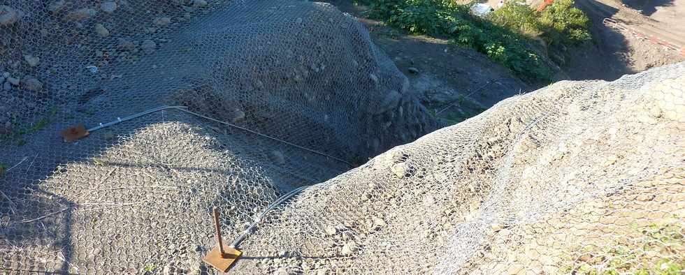 St-Louis - Chantier de l'interconnexion - Descente de la canalisation dans le rempart