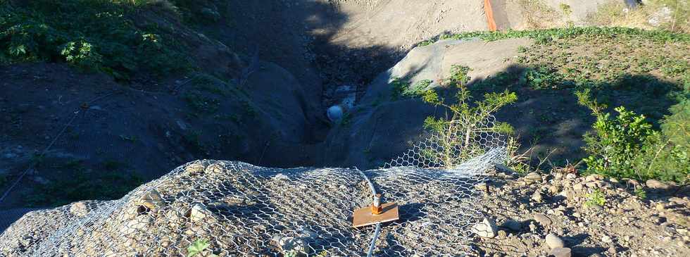 St-Louis - Chantier de l'interconnexion - Descente de la canalisation dans le rempart