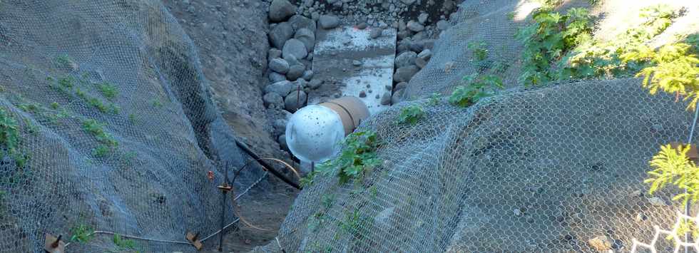 St-Louis - Chantier de l'interconnexion - Descente de la canalisation dans le rempart