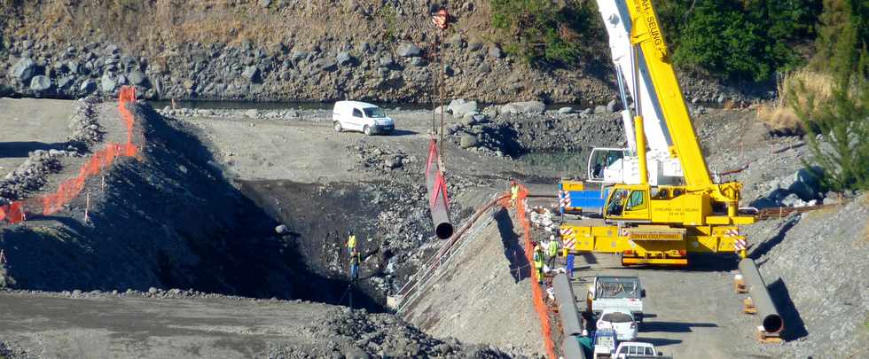 St-Louis - Chantier de l'interconnexion - Traverse de la canalisation de la rivire St-Etienne