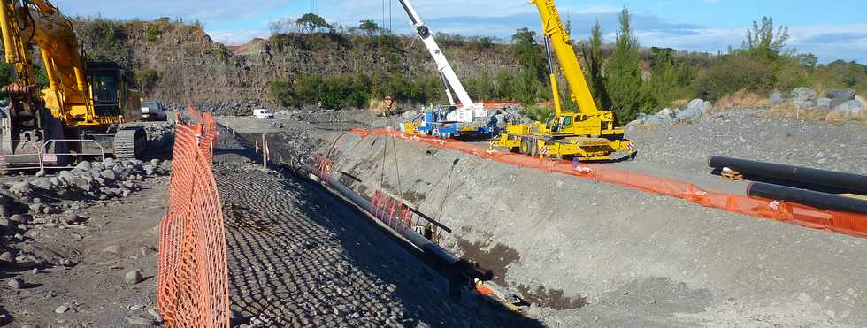 Juillet 2013 - St-Louis - Chantier de l'interconnexion - Pose de la canalisation dans la rivire St-Etienne