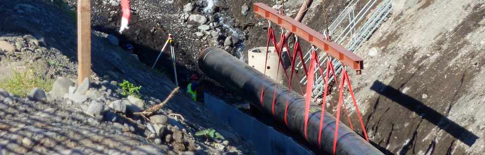 Juillet 2013 - St-Louis - Chantier de l'interconnexion - Pose de la canalisation dans la rivire St-Etienne