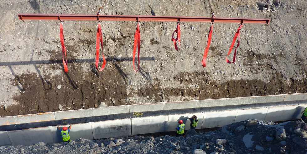 Juillet 2013 - St-Louis - Chantier de l'interconnexion - Pose de la canalisation dans la rivire St-Etienne