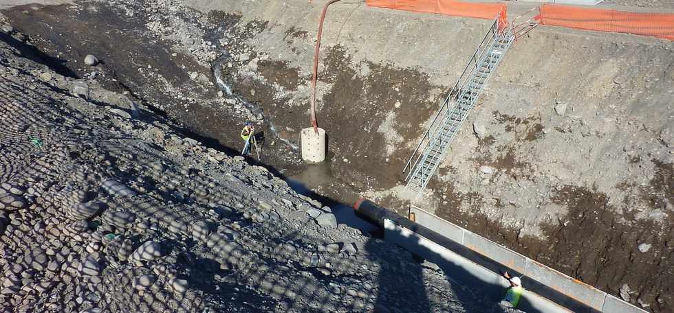 Juillet 2013 - St-Louis - Chantier de l'interconnexion - Pose de la canalisation dans la rivire St-Etienne