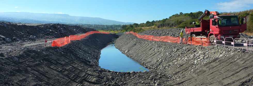 Juillet 2013 - St-Louis - Chantier de l'interconnexion - Pose de la canalisation dans la rivire St-Etienne