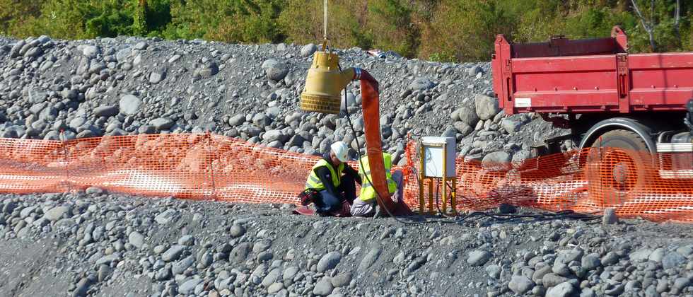 Juillet 2013 - St-Louis - Chantier de l'interconnexion - Pose de la canalisation dans la rivire St-Etienne