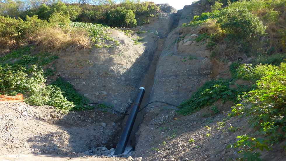 Juillet 2013 - St-Louis - Chantier de l'interconnexion - Pose de la canalisation dans la rivire St-Etienne