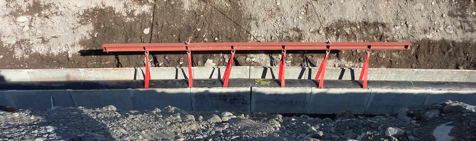 Juillet 2013 - St-Louis - Chantier de l'interconnexion - Pose de la canalisation dans la rivire St-Etienne