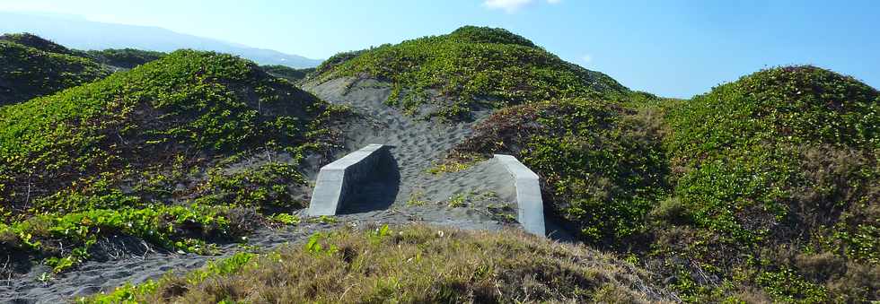 St-Pierre - Saline - Ancien pont du chemin de fer enseveli par les dunes