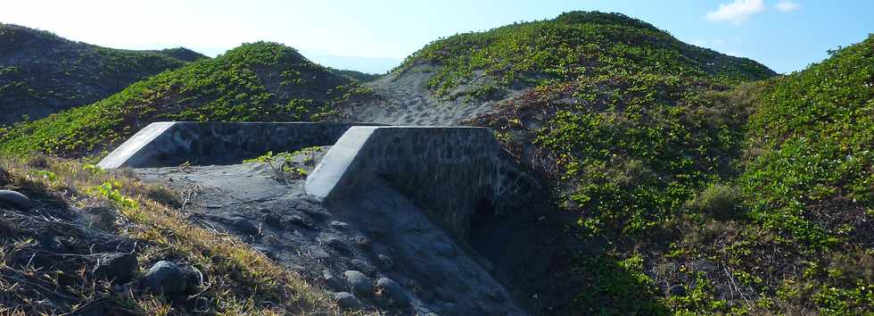 St-Pierre - Saline - Ancien pont du chemin de fer enseveli par les dunes