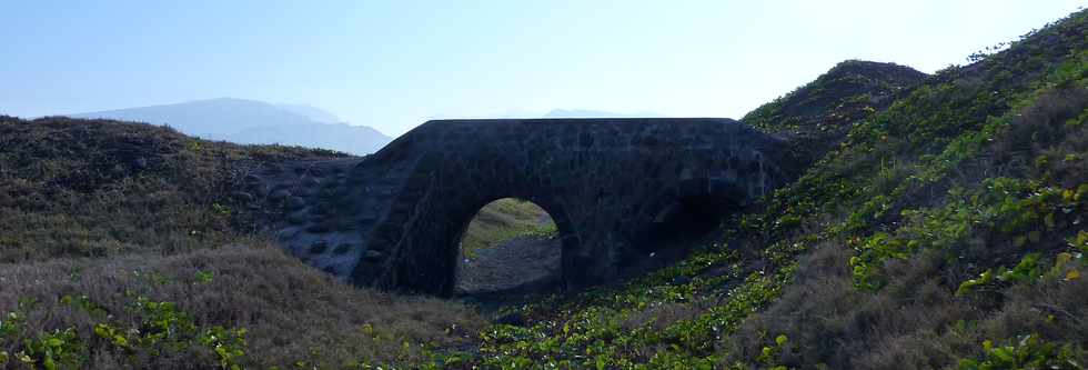St-Pierre - Saline - Ancien pont du chemin de fer enseveli par les dunes